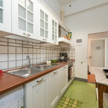 Apartment Pitti Large With Balcony *